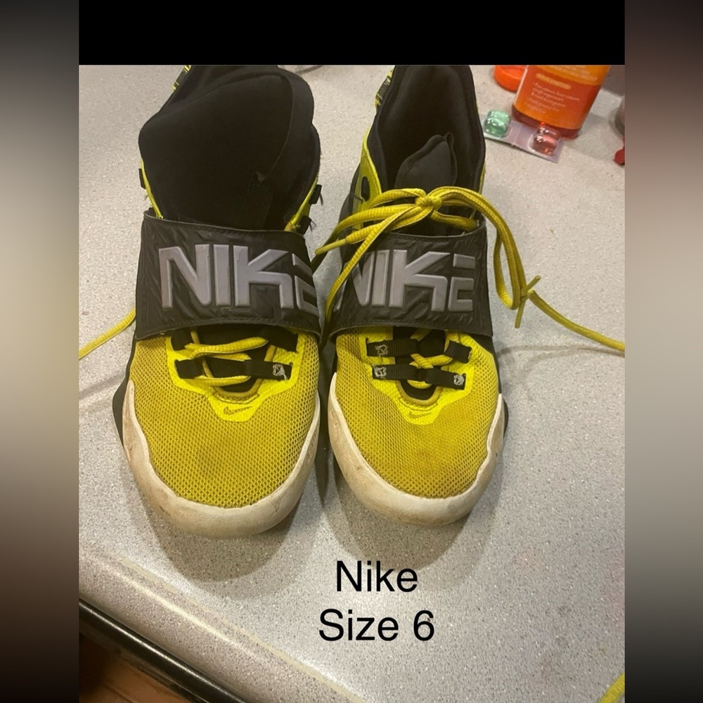 Nike big boys size 6 tennis shoes